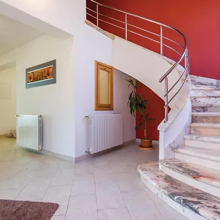 Holiday home Gorgeous In With Kitchen