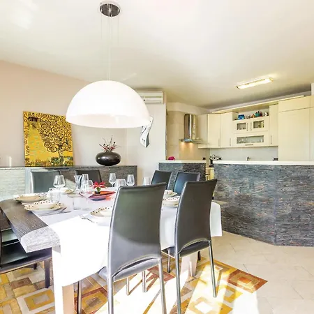 Holiday home Gorgeous In With Kitchen
